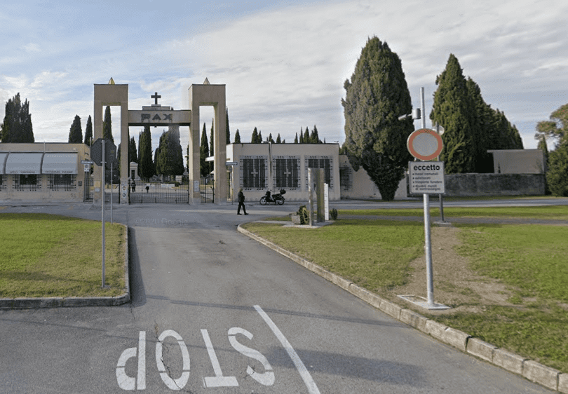 Copertina per Due mesi per rimettere a nuovo il cimitero di Monfalcone, cantiere su ingresso e palazzine